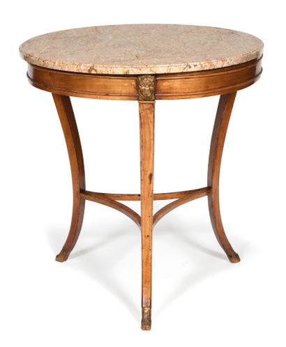 Pedestal table
in cherry or mahogany veneer...