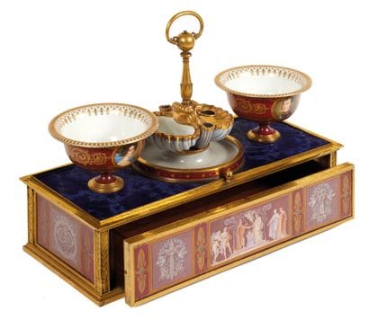 SEVRES
Ecritoire en porcelaines montées et...