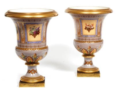 SEVRES
Paire de vases de forme Médicis en...