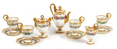 696- Sèvres
Cabaret en porcelaine comprenant...