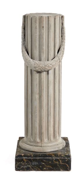 Fluted column
in cream-colored wood decorated...
