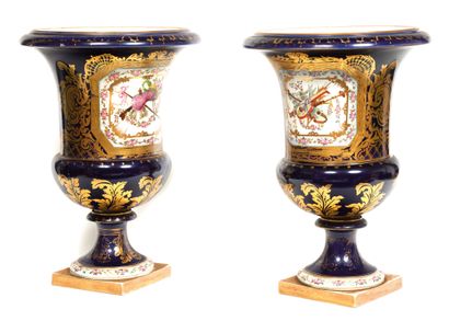 PARIS
Paire de vases Médicis en porcelaine...