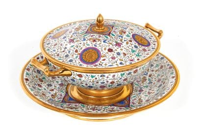 Bouillon en porcelaine de Sèvres de rebut
Surdécoré...