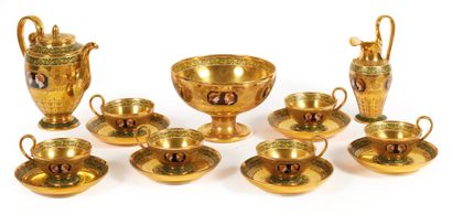SEVRES
Cabaret en porcelaine comprenant une...