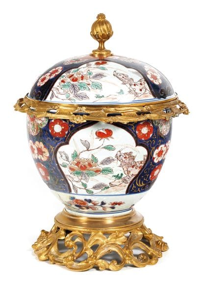 Covered vase
in Imari porcelain, with polychrome...