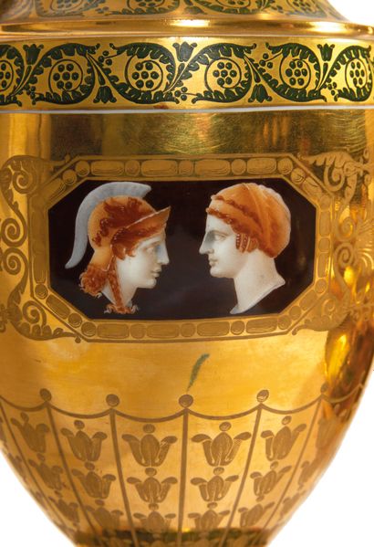 SEVRES
Cabaret en porcelaine comprenant une...