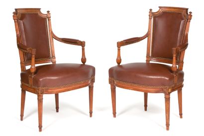 Pair of armchairs
with slightly curved backs...