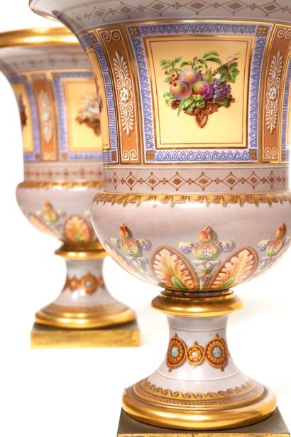 SEVRES
Paire de vases de forme Médicis en...