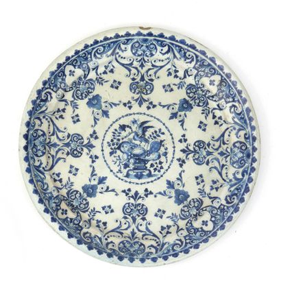 ROUEN 
Rare assiette en faïence à décor en...