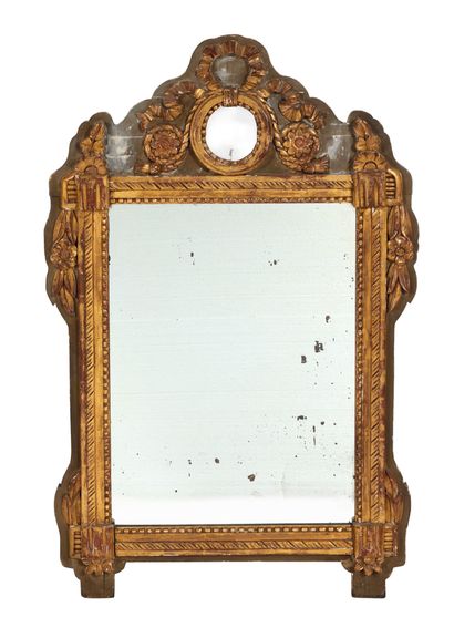 Mirror
Rectangular shape lacquered cream...