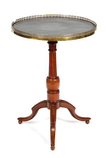 Pedestal table 
in molded mahogany, it rests...