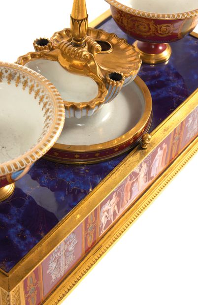 SEVRES
Ecritoire en porcelaines montées et...