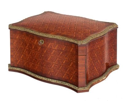 Jewelry box 
Rectangular shape veneer rosewood...