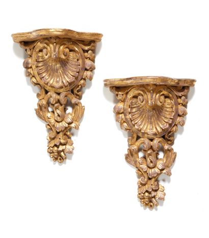 Pair of wall brackets
in gilded wood, decorated...