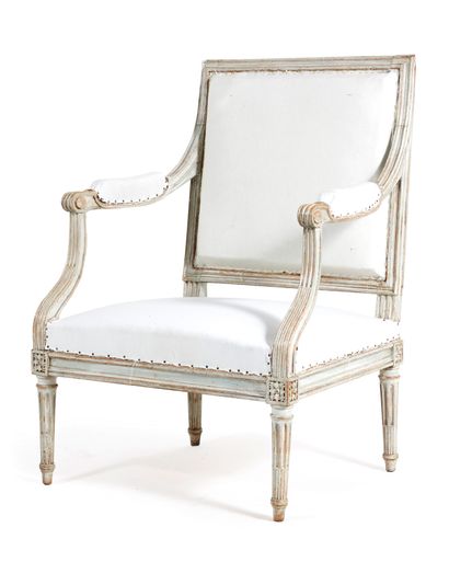 Armchair
in molded cream varnished wood,...