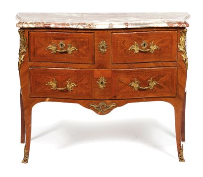 Chest of drawers 
of curved form in veneer...