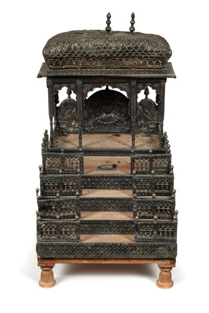 Altar 
in natural wood decorated and plated...