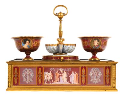SEVRES
Ecritoire en porcelaines montées et...
