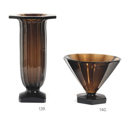 DAUM NANCY
Faceted horn vase with flared...