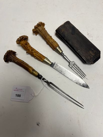 Ensemble comprenant:
Fourchette à deux dents...