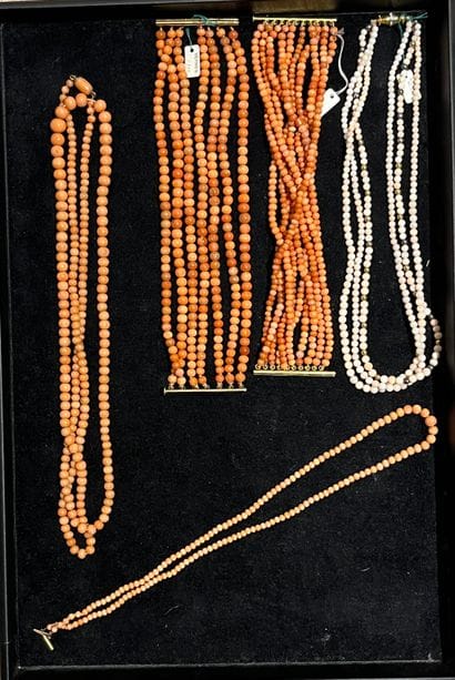 Ensemble de deux colliers et trois bracelets...