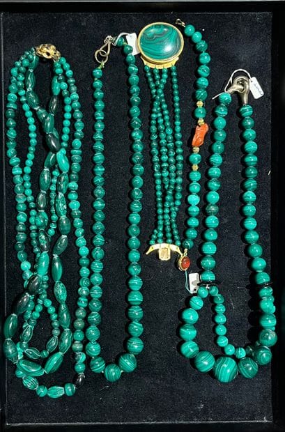 Ensemble de trois colliers et deux bracelets...
