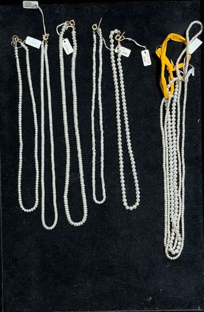Ensemble de sept colliers en perles de culture...