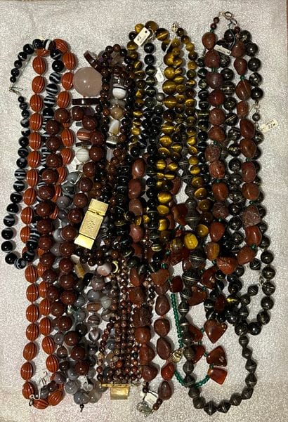 Important ensemble de colliers et bracelets...