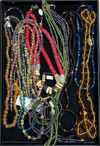 Ensemble de colliers et bracelets de perles...