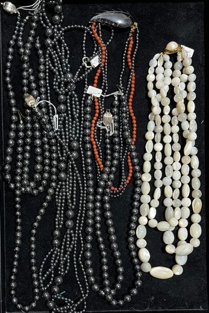 Ensemble de colliers en perles de métal
On...
