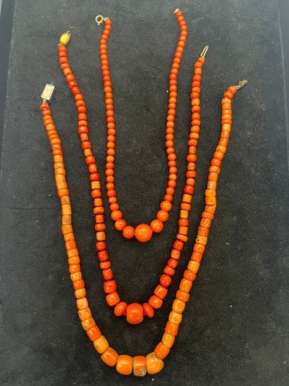 3 colliers de perles de corail