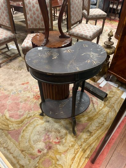 Lacquered wood kidney-shaped table decorated...