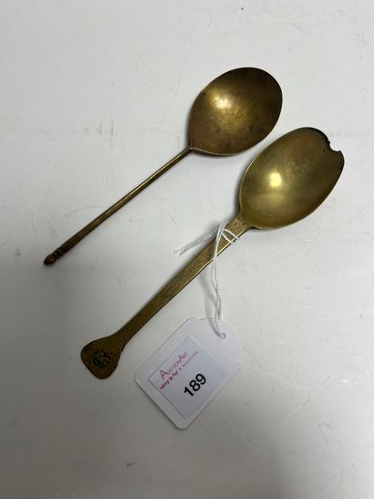 Ensemble comprenant:
Cuiller 
en bronze doré,...