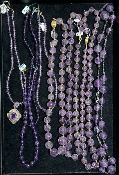 Ensemble de huit colliers en améthyste