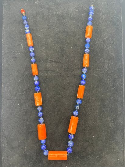 Collier cylondres corail et boules de la...