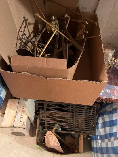 Mannette containing a set of various metal...