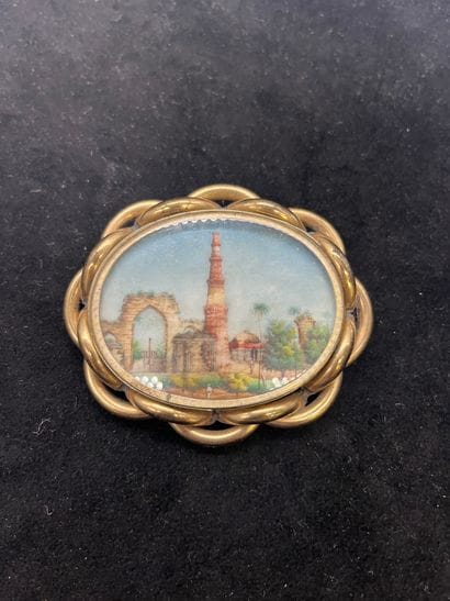 Broche en métal doré miniature de ruines...