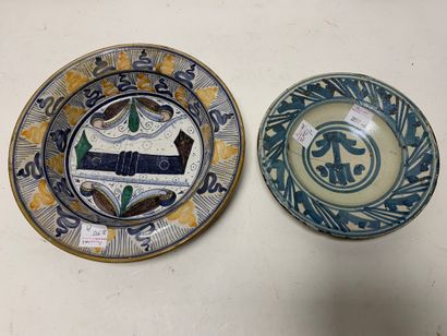 A round earthenware dish with polychrome...
