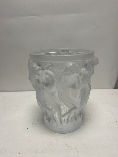 LALIQUE
Moulded frosted glass vase decorated...