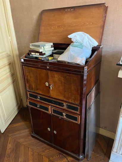Scriban cabinet in veneered wood with a top...