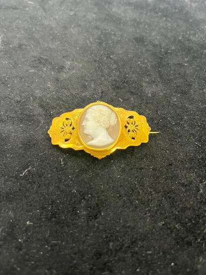 Broche camée profil de femme, la monture...