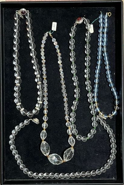 Ensemble de cinq colliers en cristal, certains...