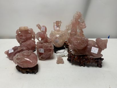 Ten rose quartz statuettes and vases
Damage...