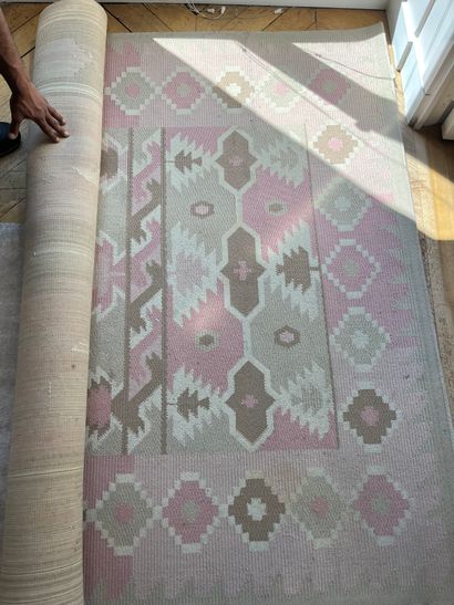 Mechanical wool rug with stylized decoration...