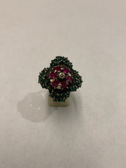 Ring 
in silver depicting a stylized flower,...