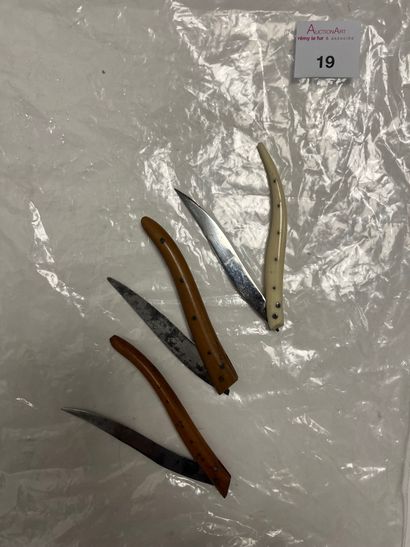 Three small closing knives with two nails....
