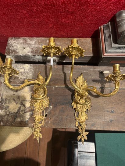 Paire d’appliques
Pair of sconces
in chased...