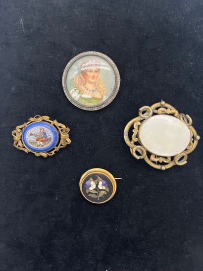 Broche en métal doré avec nacre, broche reine...