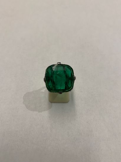 Ring set with green glass