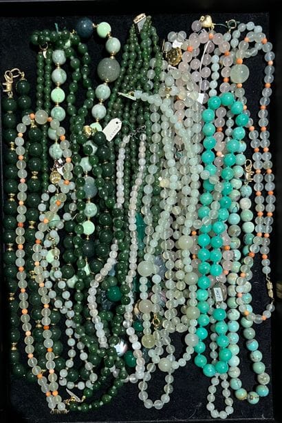 Important ensemble de colliers en perles...